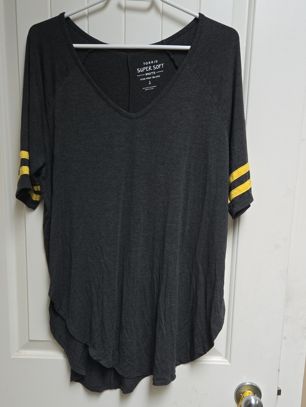 TORRID Plus size 2x Slim Fit Heritage Slub V-Neck Tunic Tee size 2 black Yellow